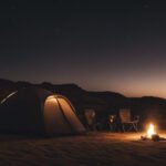 مجموعة من الخيام الملونة المصطفة على العشب الأخضر، محاطة بأدوات النزهة والتخييم مثل الشوايات والكراسي القابلة للطي وحقائب النوم.